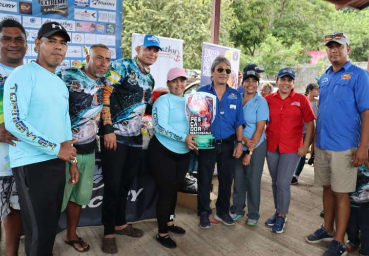 Representante de Arap entrega premios a los ganadores.