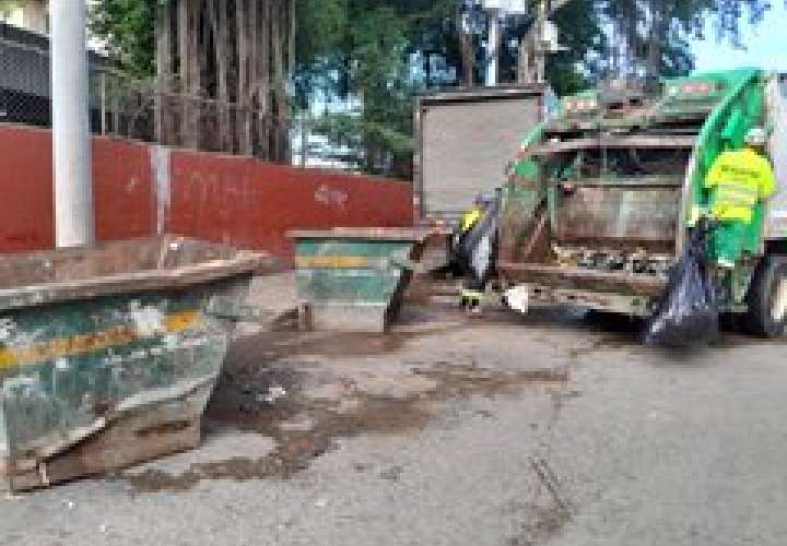 Las capitalinos se quejan de la acumulación de basura en los rincones de las comunidades.