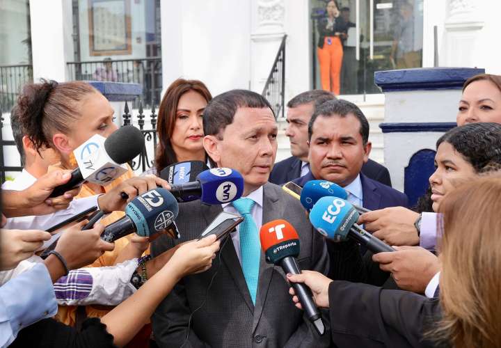 El viceministro Admnistrativo del Meduca ofrece detalles a la prensa sobre la denuncia.