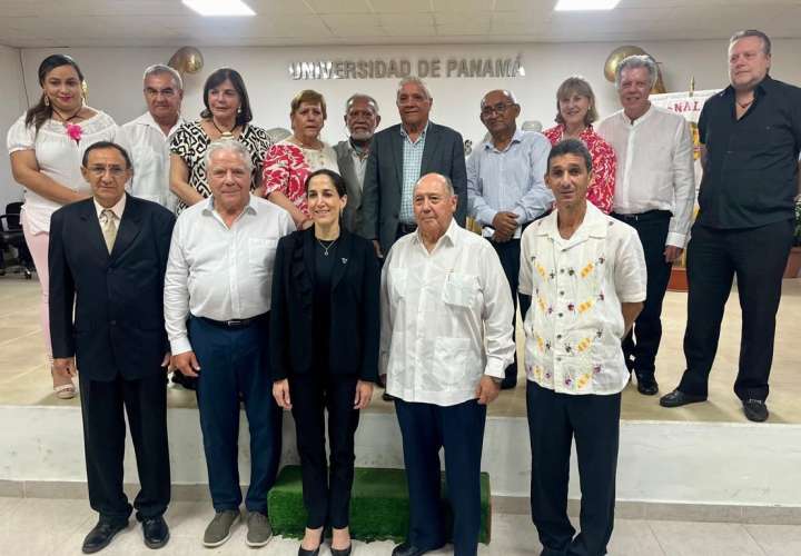 Personalidades y autoridades presentes en la proyección del documental.