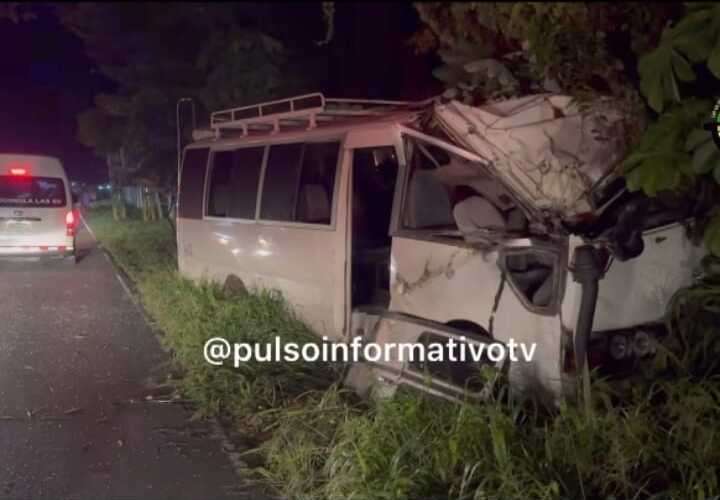 El bus quedó así en su parte frontal.  (Foto: Pulso Informativo Bocas)