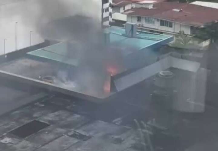 Vista del incendio en plaza comercial.