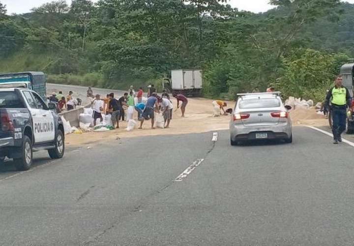 Los vecinos sacan provecho del accidente y se llevan parte del arroz.