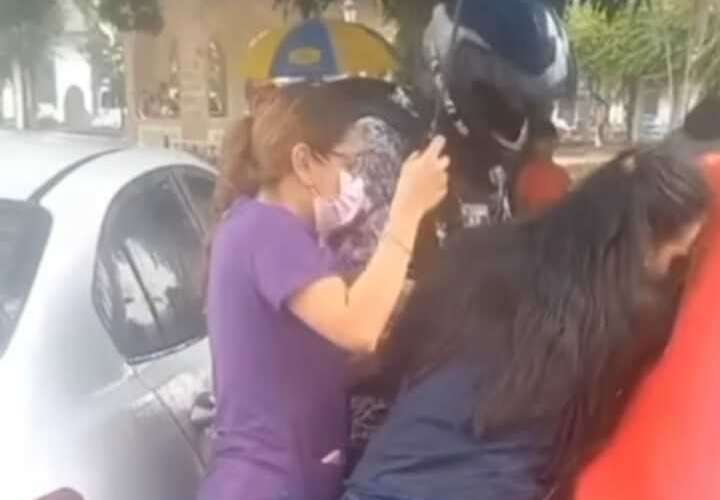 La Policía ayuda a la madre para extraer a su hijo del auto.