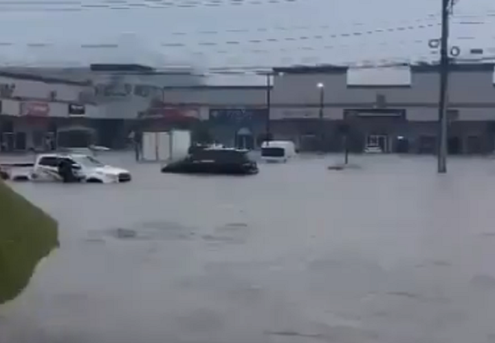 Viviendas afectadas y calles anegadas por lluvias en la capital