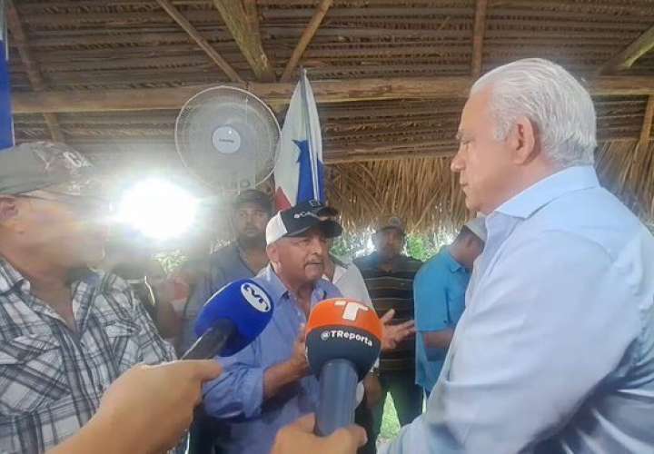 Productores de arroz conversan con el ministro Linares.