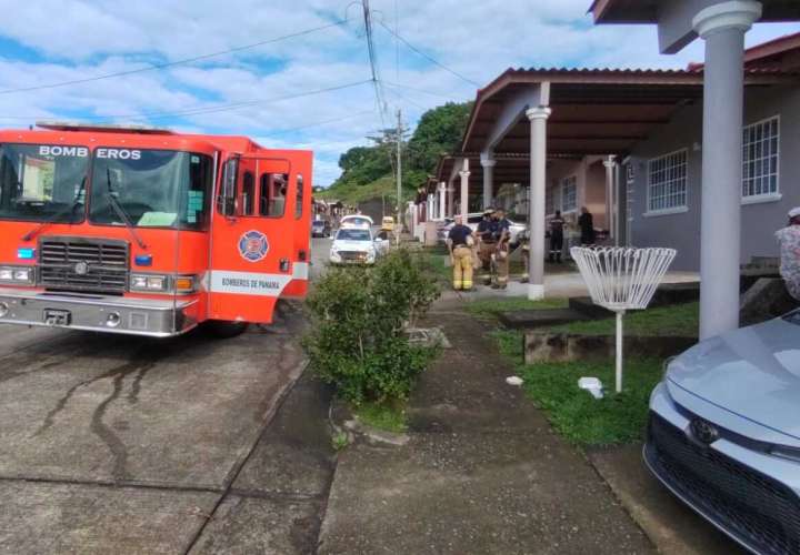 Fuego en área de cocina de una residencia.