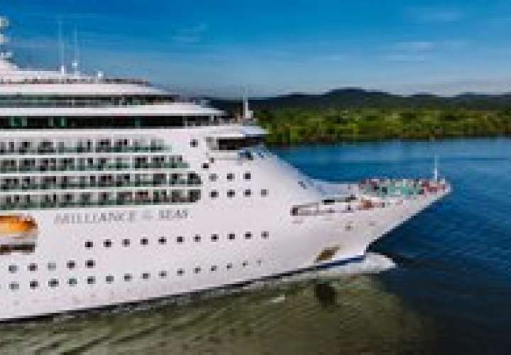 Tránsito de crucero por las aguas de las esclusas de Miraflores.