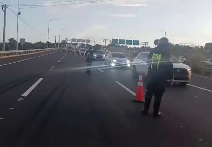 Unidades policiales agilizan el tráfico tras congestionamiento generado a raíz del accidente.