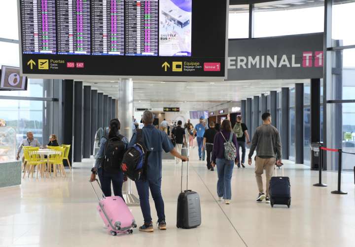 Movimiento de viajeros en la terminal aérea.