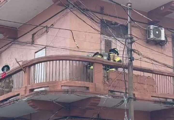 Labores de extinción en el piso superior del viejo edificio.