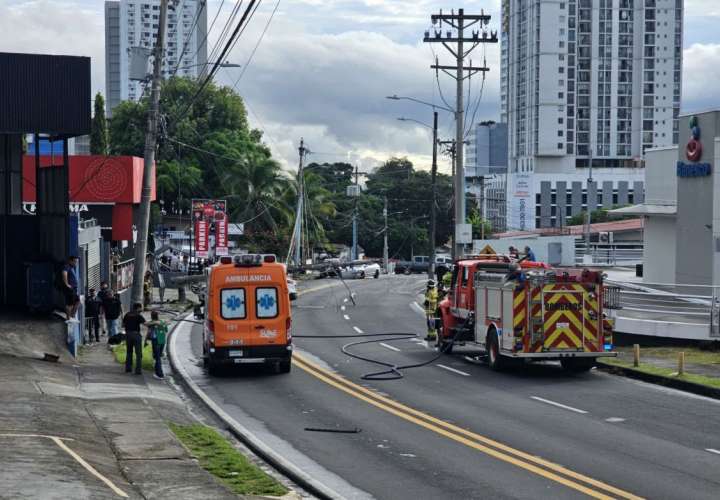 Conductor de camioneta se estrella contra poste eléctrico