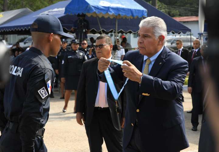 Mulino medalla a los primeros lugares de la nueva promoción de policías.