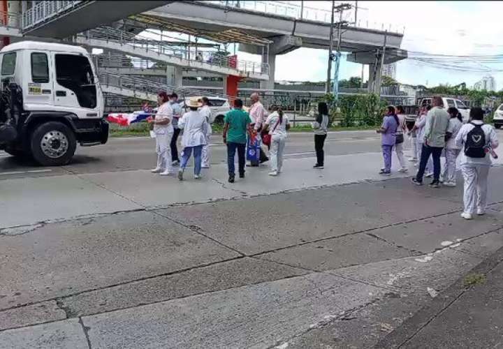 Protesta en la vía frente a las instalaciones del hospital.