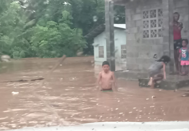 Alerta por lluvias y se dan derrumbes e inundaciones