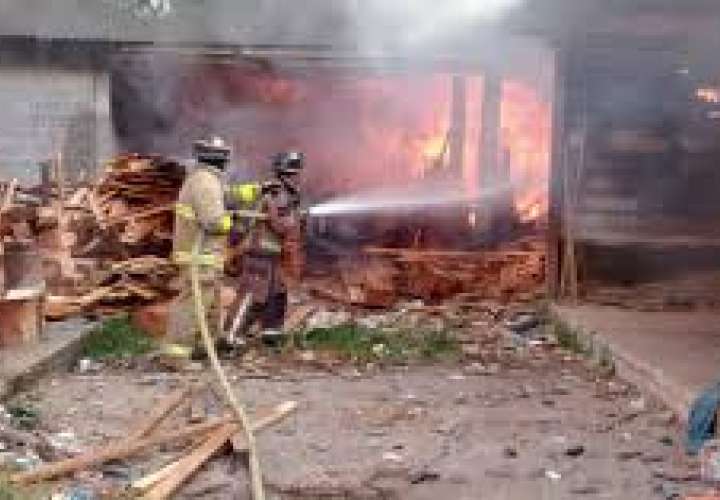 Ebanistería arde en llamas