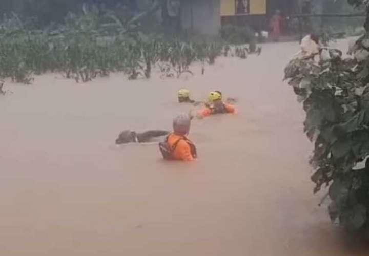 Personal de Sinaproc rescata a familias que quedaron bajo el agua.