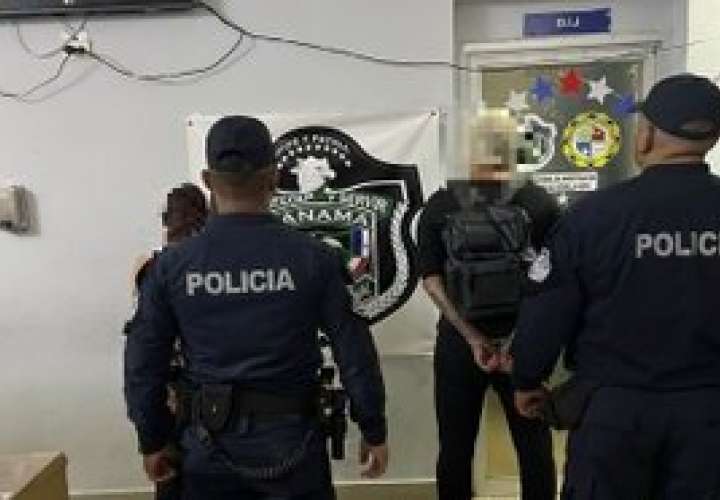 Los dos detenidos durante la protesta.