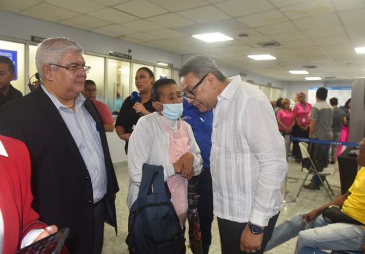 Director de la CSS, Dino Mon, en un recorrido en las policlínicas.