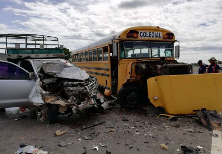 Bus colegial se accidenta en la vía Interamericana en Santiago