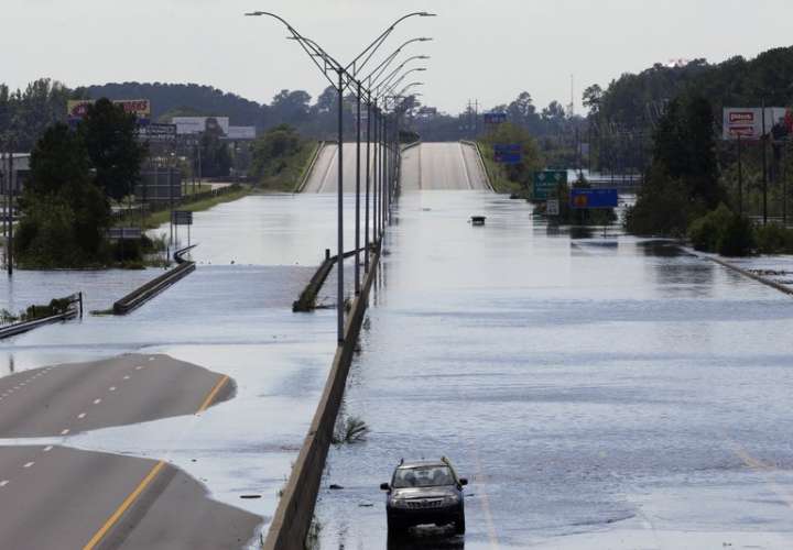 Las aplicaciones de navegación como Waze intentan ayudar a los conductores a evitar las inundaciones causadas por los huracanes, pero las autoridades locales dicen que las personas no deberían confiar en ellas. (AP Photo / Gerry Broome, Archivo)