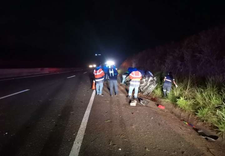 Aparentemente el vehículo golpeó un montículo de tierra, lo que ocasionó que su conductor perdiera el control.