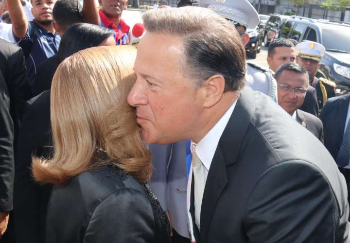 El mandatario  Juan Carlos Varela saluda a la presidenta de la Asamblea, Yanibel Abrego