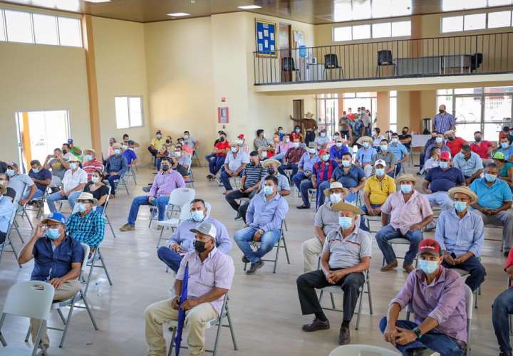 IMA entrega cheques a 349 productores 