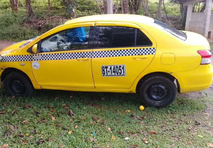 Este es el taxi, marca el vehículo de su propiedad, marca Toyota, modelo Advance, del 2010, con matrícula 8T14051.