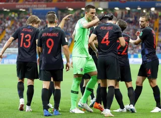 Los jugadores de Croacia celebran el triunfo que les dio el primer lugar del grupo D./EFE