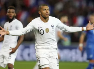 Mbappé salió al rescate de Francia en el partido ante Islandia. 