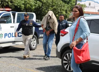 El nuevo imputado llegó fuertemente escoltado por unidades de la Dirección de Investigación Judicial (D.I.J) y con el rostro cubierto con una camisa. Foto: Melquiades Vásquez