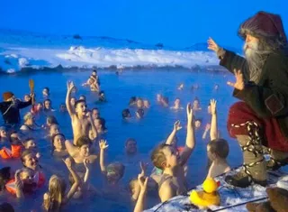  En lugar de Santa Claus, los 13 hermanos gnomos bajan de las montañas 13 días antes de Navidad.  AP 