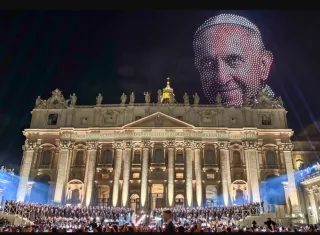 El epicentro del catolicismo, se convirtió en un extraordinario escenario a cielo abierto. Foto: EFE