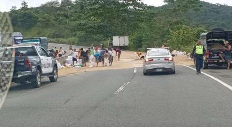 Los vecinos sacan provecho del accidente y se llevan parte del arroz.