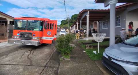 Fuego en área de cocina de una residencia.