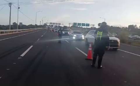 Unidades policiales agilizan el tráfico tras congestionamiento generado a raíz del accidente.