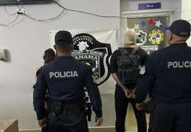 Los dos detenidos durante la protesta.