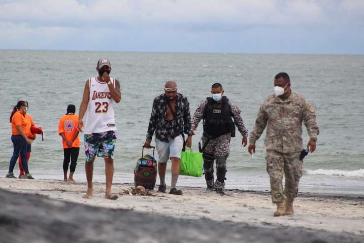 Bañistas disfrutan del sol y la playa en Panamá Oeste.