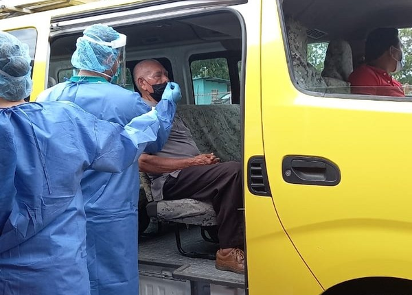 En los puesto de hisopado exprés las pruebas son aplicadas a todas las personas que llegue en sus autos.