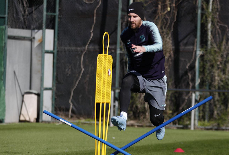 Lionel Messi volvió a ejercitarse este jueves sobre el terreno de juego. Foto:  FC Barcelona