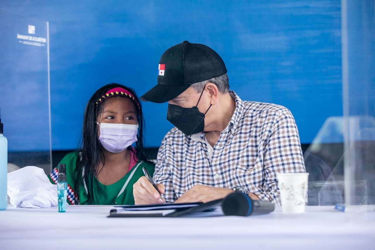 La niña Edelka Elena Salazar, de 10 años, se le acercó al presidente para pedirle ayuda para una vecina que, según dijo, “es muy pobre”.