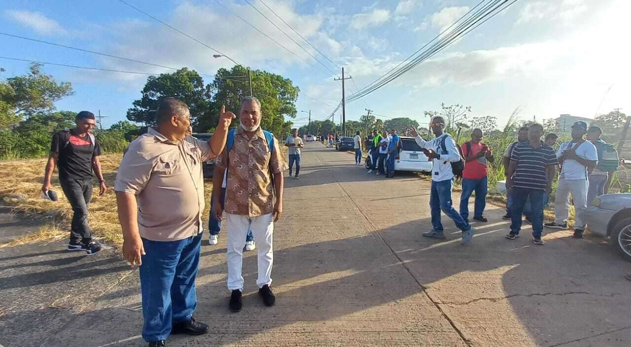 Forman filas en las afuera donde se edificará la obra.