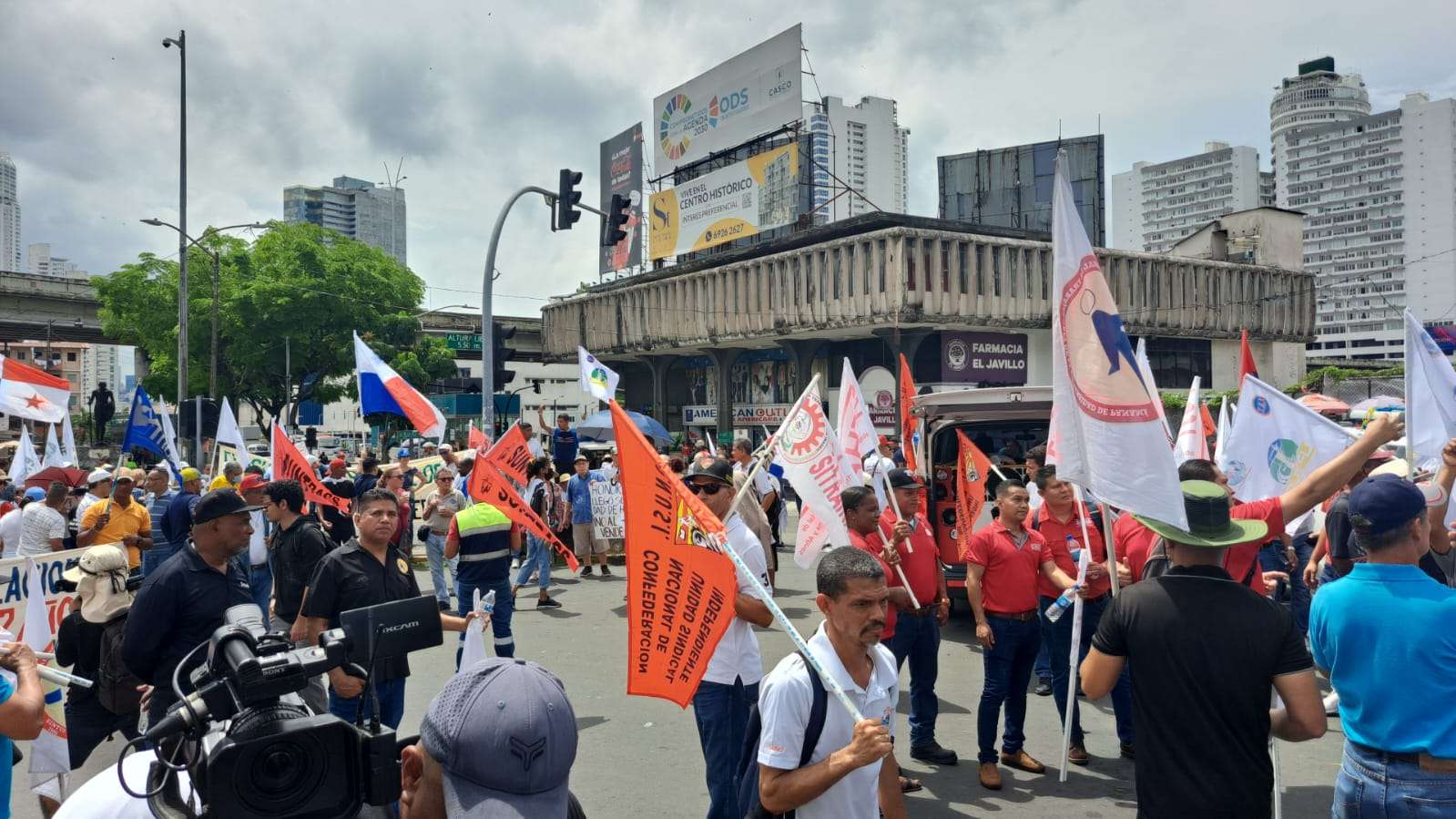 Grupos sociales y sindicales protestan en las afueras de la Asamblea Nacional.