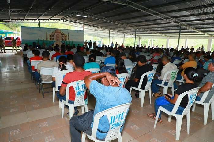 Miembros de la Comisión Intergubernamental para el Cierre Ordenado de Cobre Panamá a los moradores de la comunidad de Coclesito.