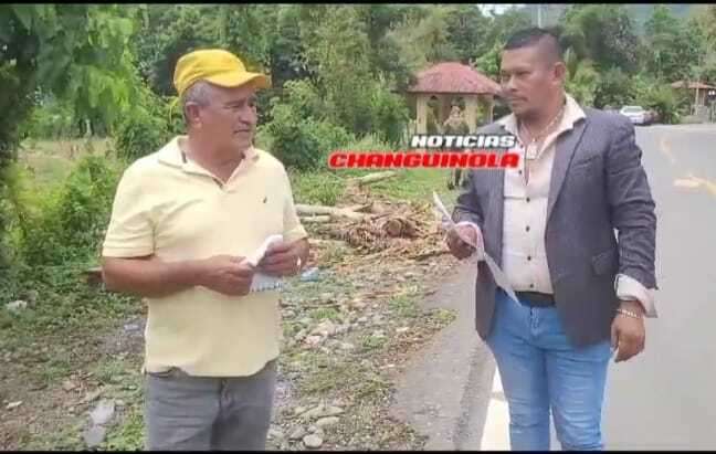 Entrega de documento oficial de devolución de la propiedad. (Foto: Noticias Changuinola)