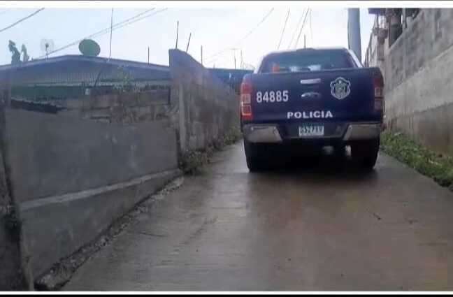 Unidades policiales acuden al lugar de este nuevo homicidio en San Miguelito. (Foto-Video: Landro Ortiz)