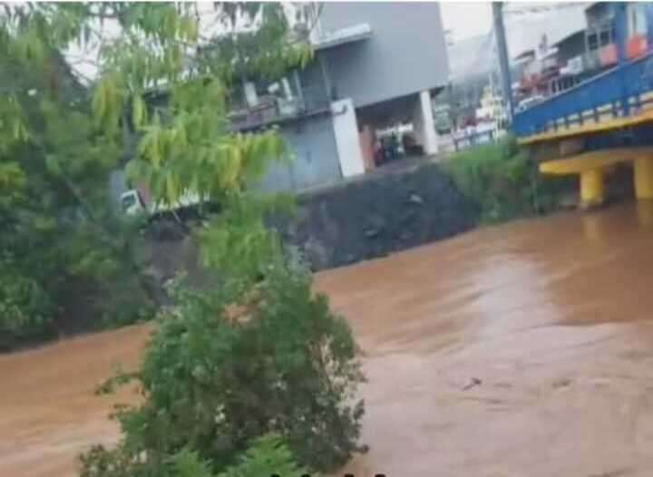 Varios ríos en el área de Panamá Este amanecieron con máximos niveles.