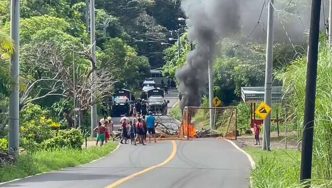 Barricadas en la calle principal de Cerro Azul.