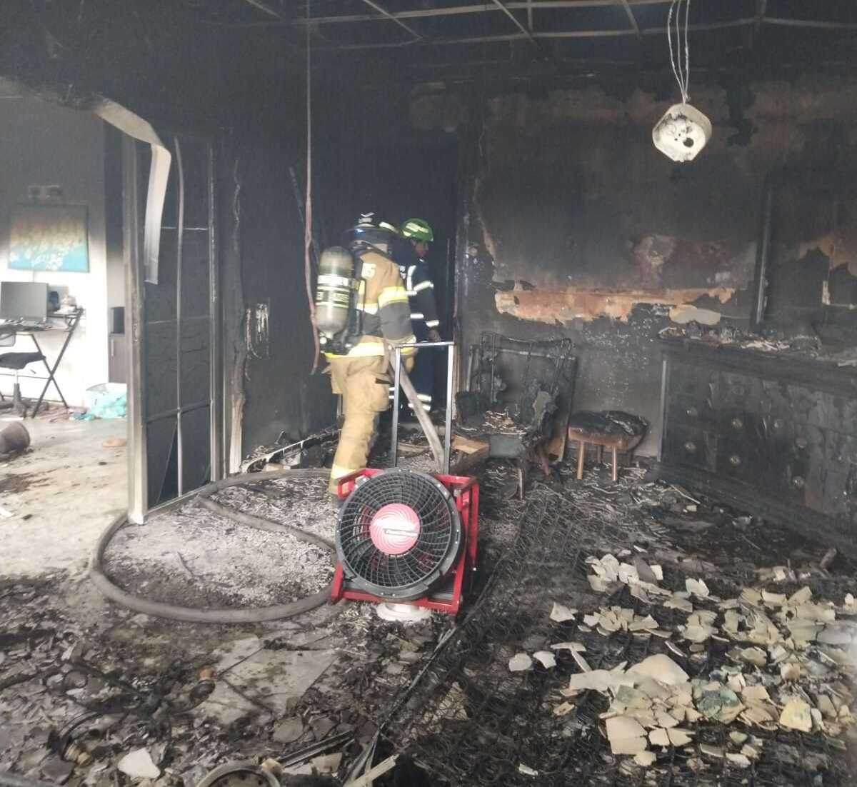 Bomberos atienden el incendio en la vivienda.